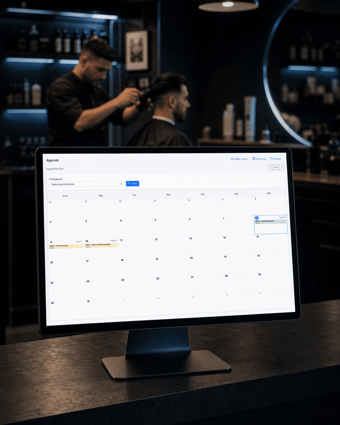 Computador com agenda do sistema em uma barbearia durante um atendimento